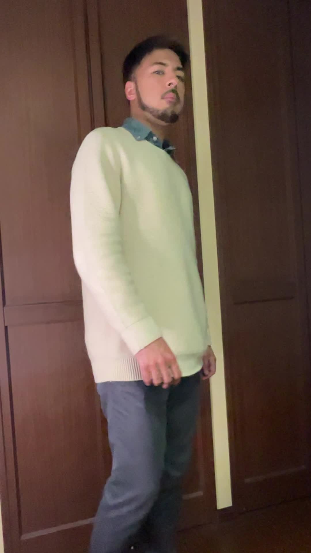 窓辺で軽く深呼吸をしながら肩を上下に動かす仕草を見せる
