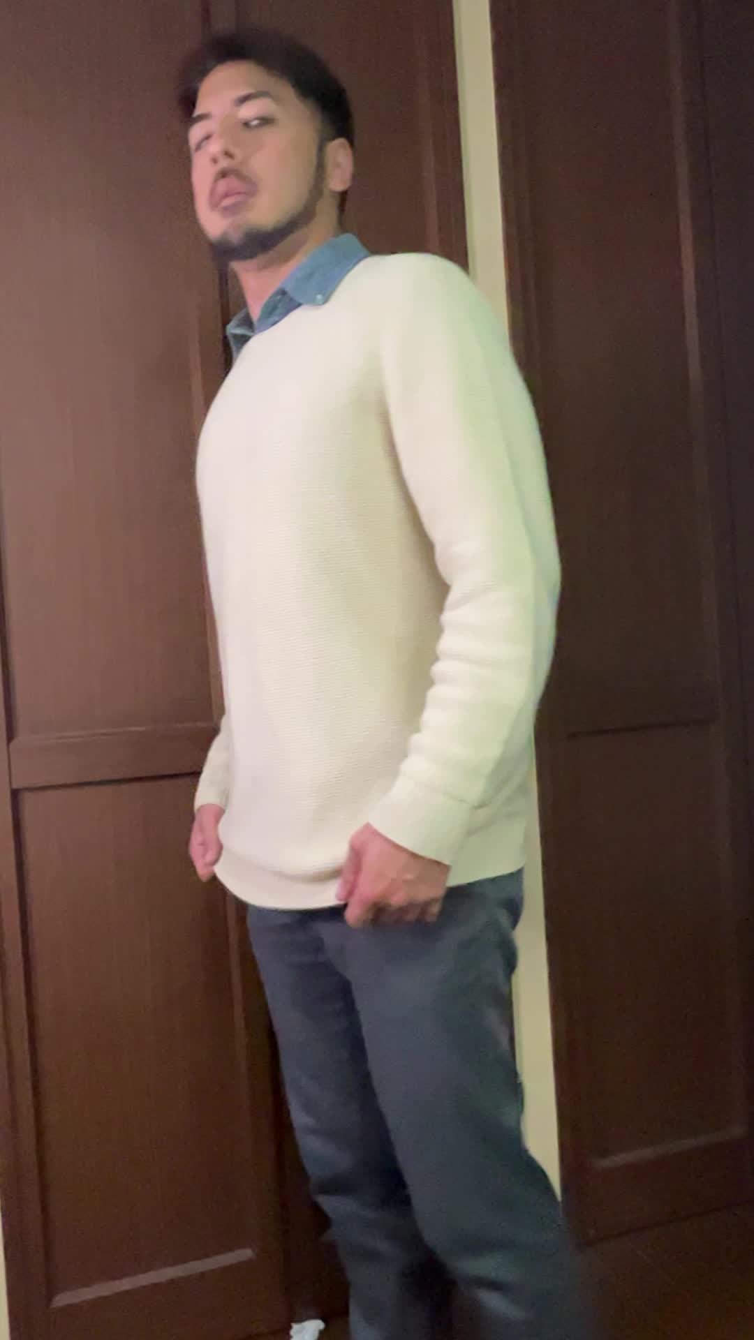 窓際で外を眺めながら肩を軽く上下に動かしてリフレッシュする
