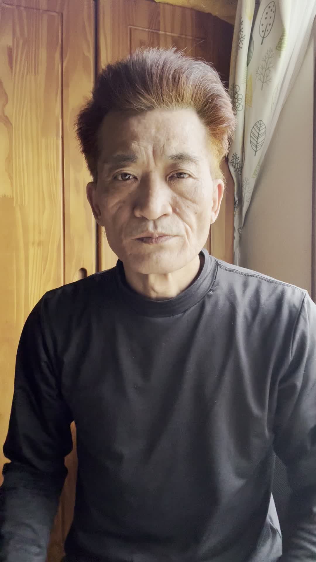 椅子に座り、手でこめかみを押さえながら「最近ずっと頭が重い」と困った表情