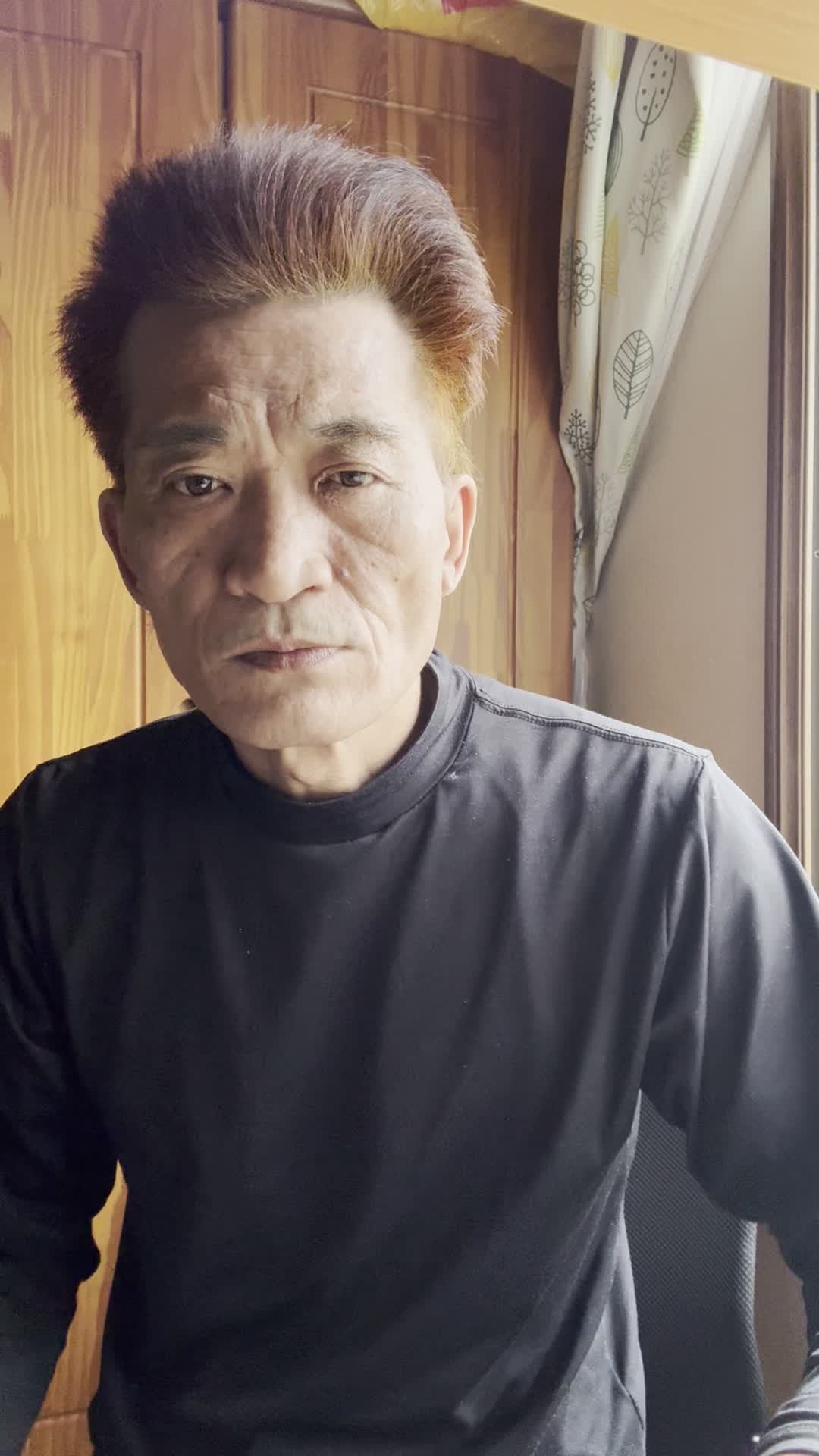 椅子に浅く腰掛け、「飲み物で少しでも元気を取り戻せる？」と悩む様子
