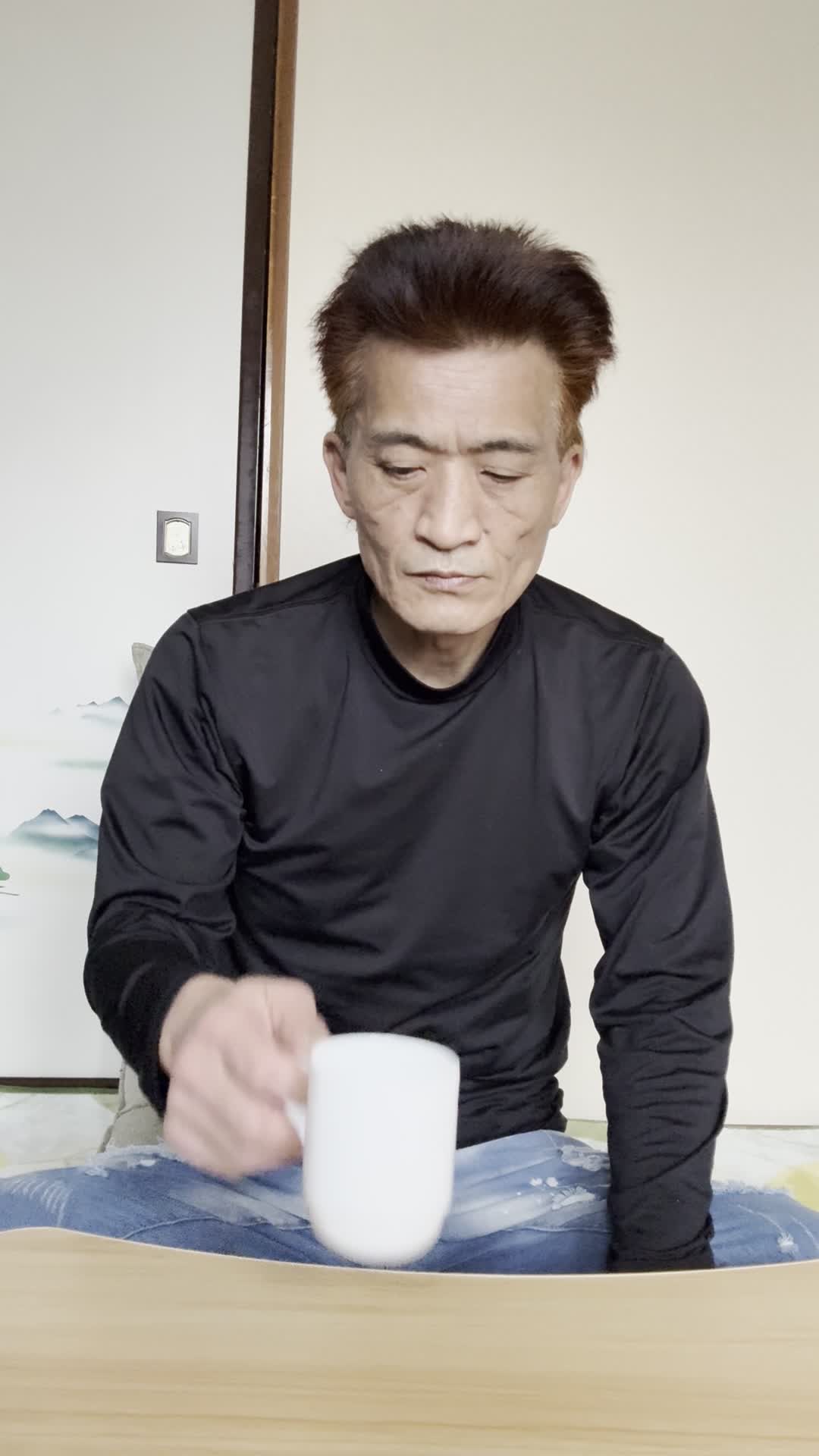 テーブルで飲み物を手に取り、「これで改善するなら試したい」と期待する微笑み
