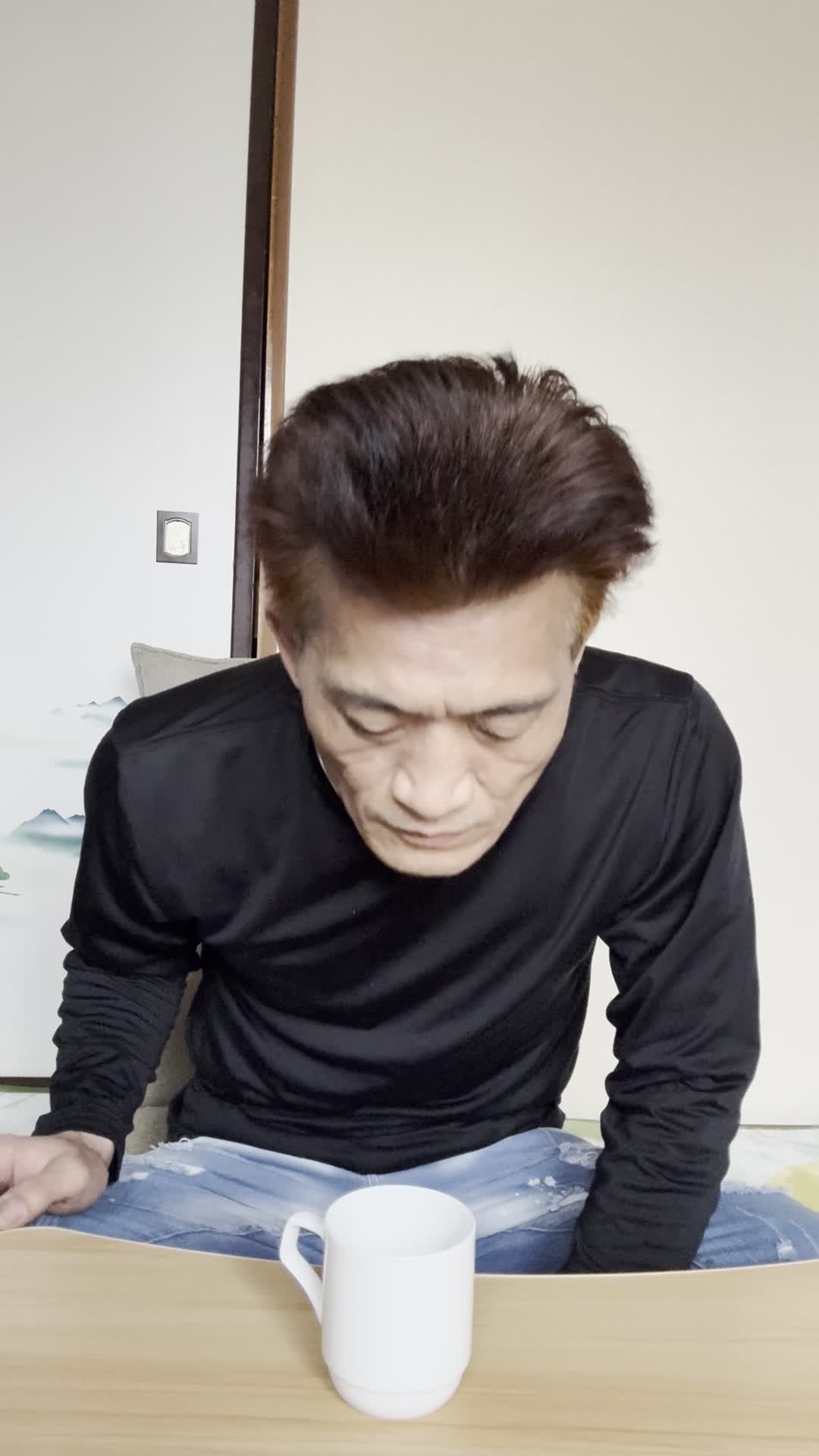 テーブルで飲み物を前に置き、「これが体に効けば嬉しい」と試す前の期待の様子