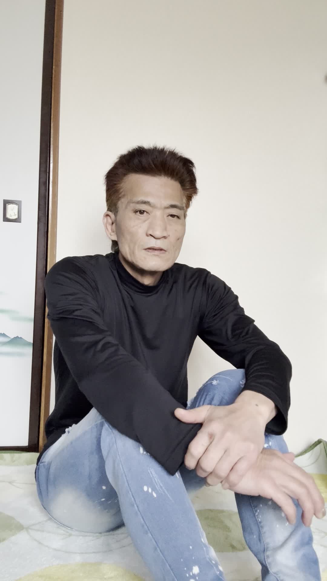 床で膝を抱えながら、「日中のエネルギー不足をどうにかしたい」と考え込む姿