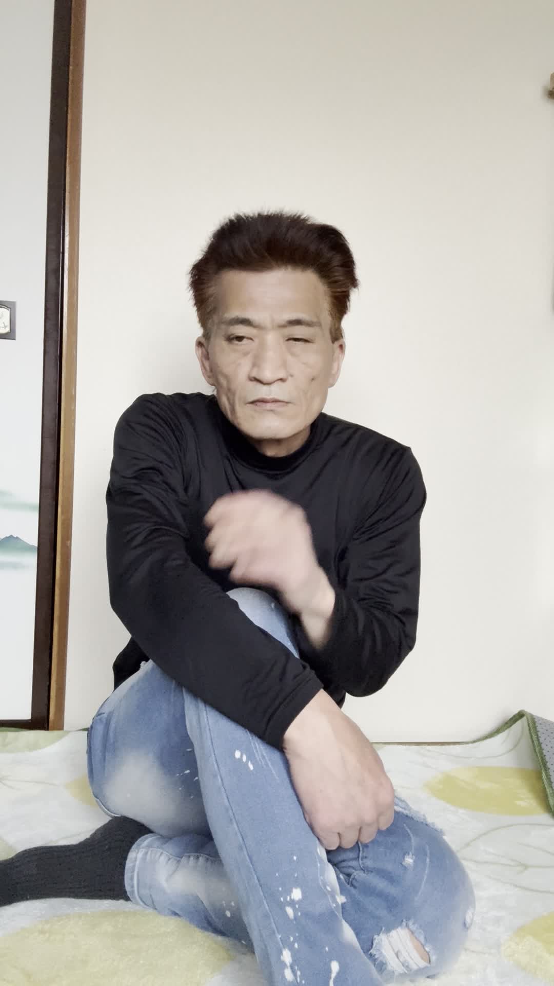 床に膝を崩して座り、「体が重いのは食生活が原因かもしれない」と考え込む姿